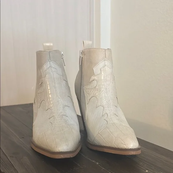 Elegant White Ankle Boots - Picture 2 of 5